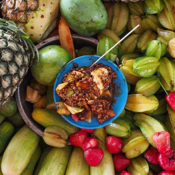 Rujak buah adalah jajanan tradisional Indonesia yang sangat cocok disantap di te...
