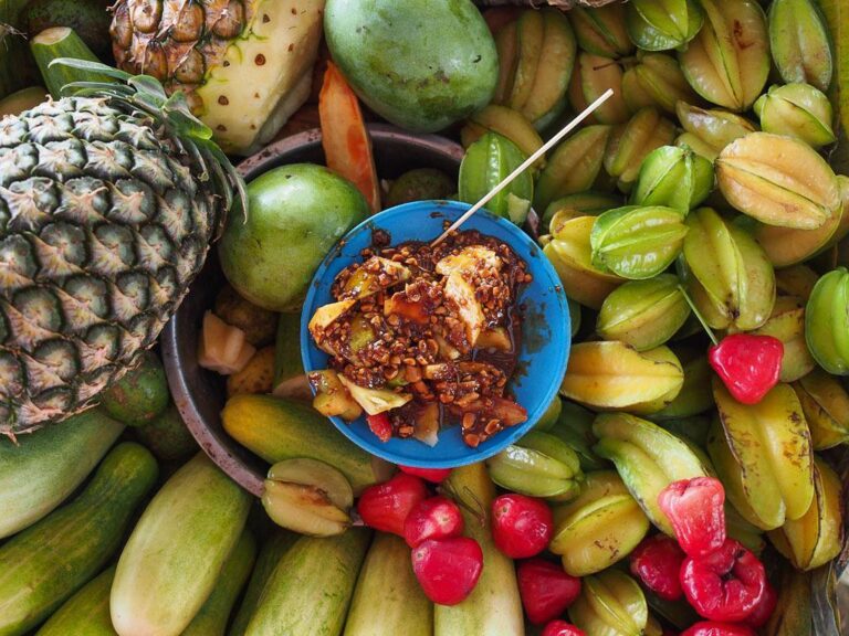 Rujak buah adalah jajanan tradisional Indonesia yang sangat cocok disantap di te...