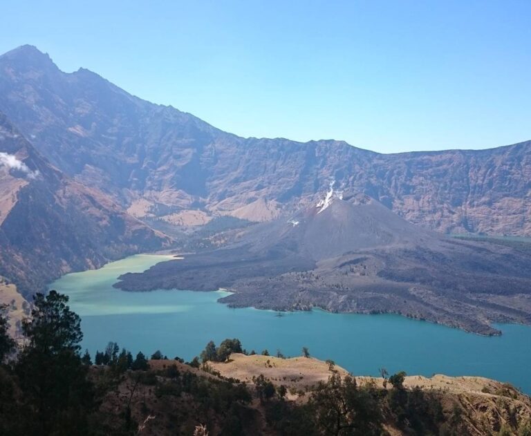 Sebagai salah satu kekayaan alam di Indonesia, Gunung Rinjani merupakan destinas...