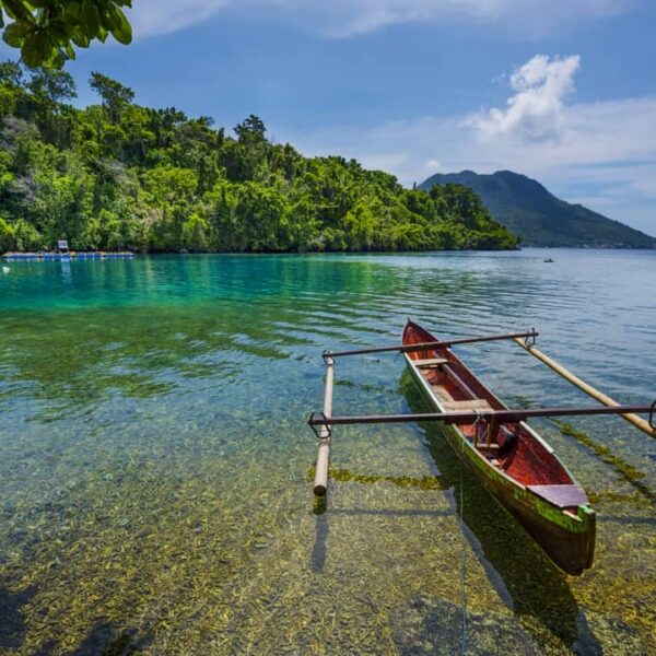 Sebening kaca, setenang hutan belantara, dan serasa pantai milik pribadi. Benar ...