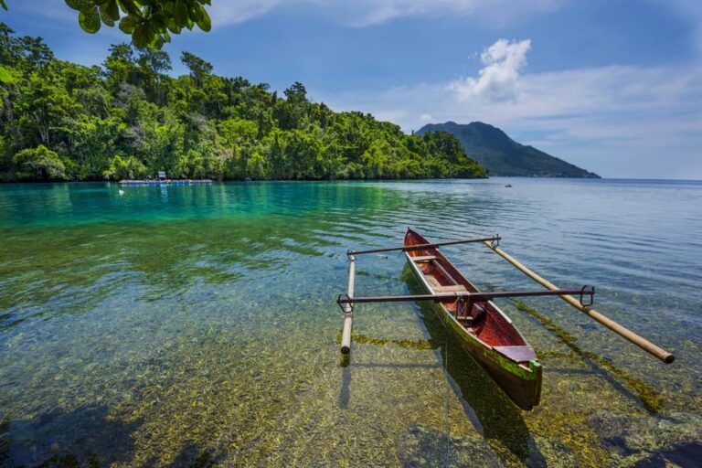Sebening kaca, setenang hutan belantara, dan serasa pantai milik pribadi. Benar ...