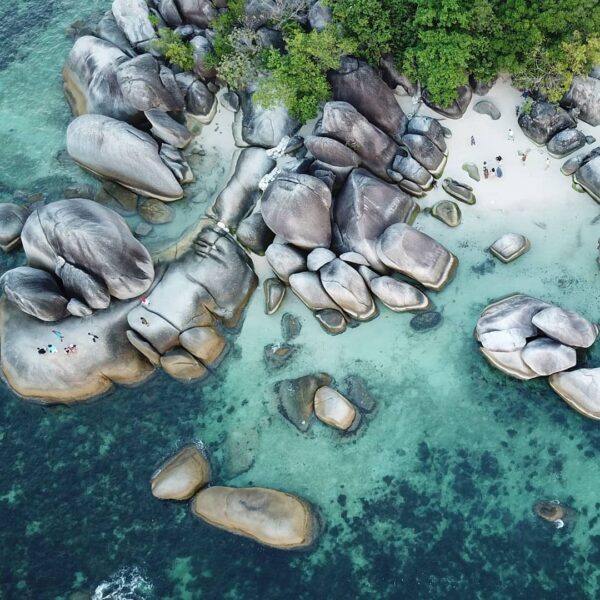 Sekilas melihat bebatuan cantik nan megah ini, pasti terbesit 'Laskar Pelangi'. ...