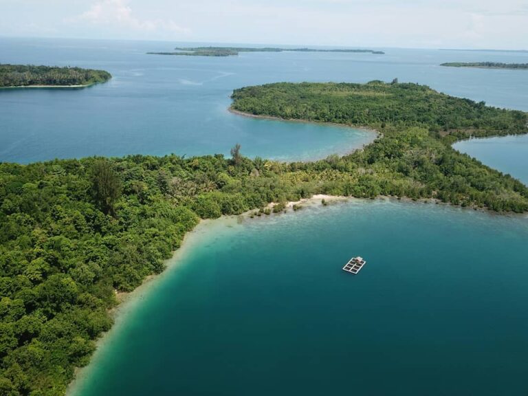 Sekitar 60 kilometer dari Gunung Sitoli, kita bisa menemukan pulau eksotis tak b...