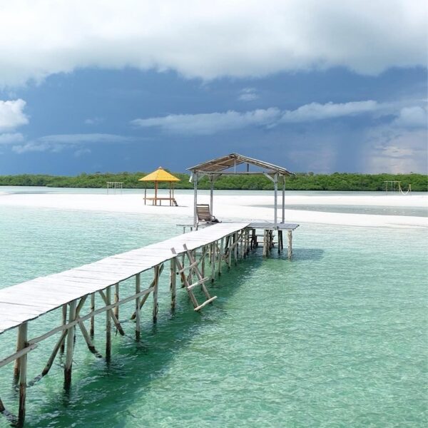 Selamat datang di Pulau Pasir, Belitung. 
Asyiknya dateng pas hari biasa gini, p...