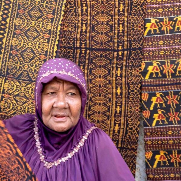 Selamat pagi, salam dari pasar tradisional di Ende, Nusa Tenggara Timur. 
Seoran...