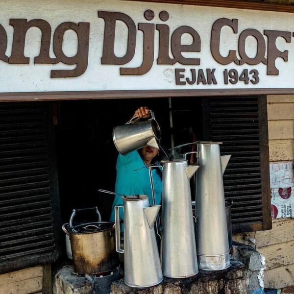 Selamat pagi, sudah pernah mampir ke kedai kopi melegenda di Belitung belum? 
Ji...