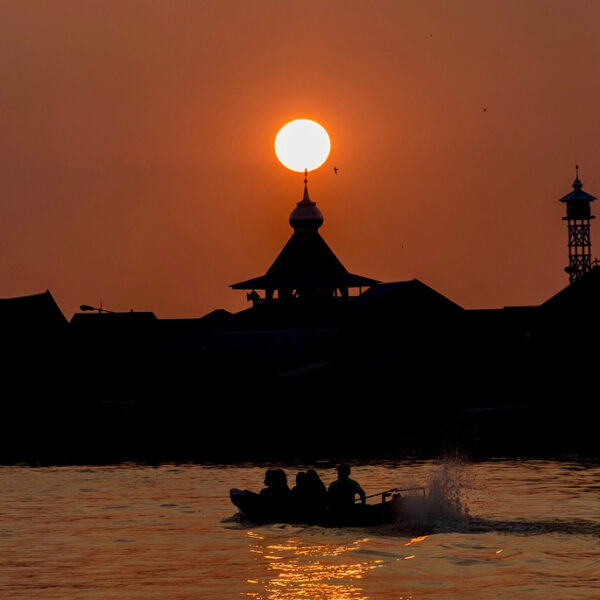 Senja, biarkan rona indah mu ikut serta mewarnai sungai ini dan seisi Kampung Pe...