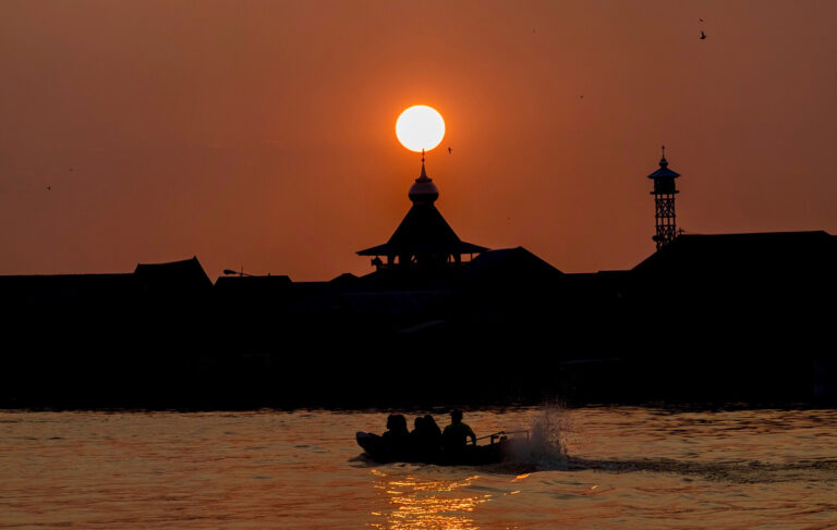 Senja, biarkan rona indah mu ikut serta mewarnai sungai ini dan seisi Kampung Pe...