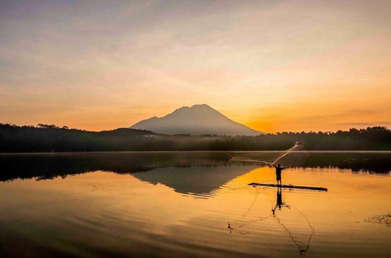 Sensasi matahari terbit yang eksotis menerangi Ranu Klakah, kabupaten Lumajang, ...