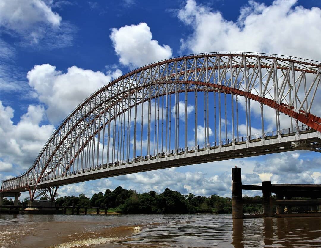 Sepanjang jalan kenangan
kita 'kan selalu bergandengan tangan
Sepanjang Jembatan...