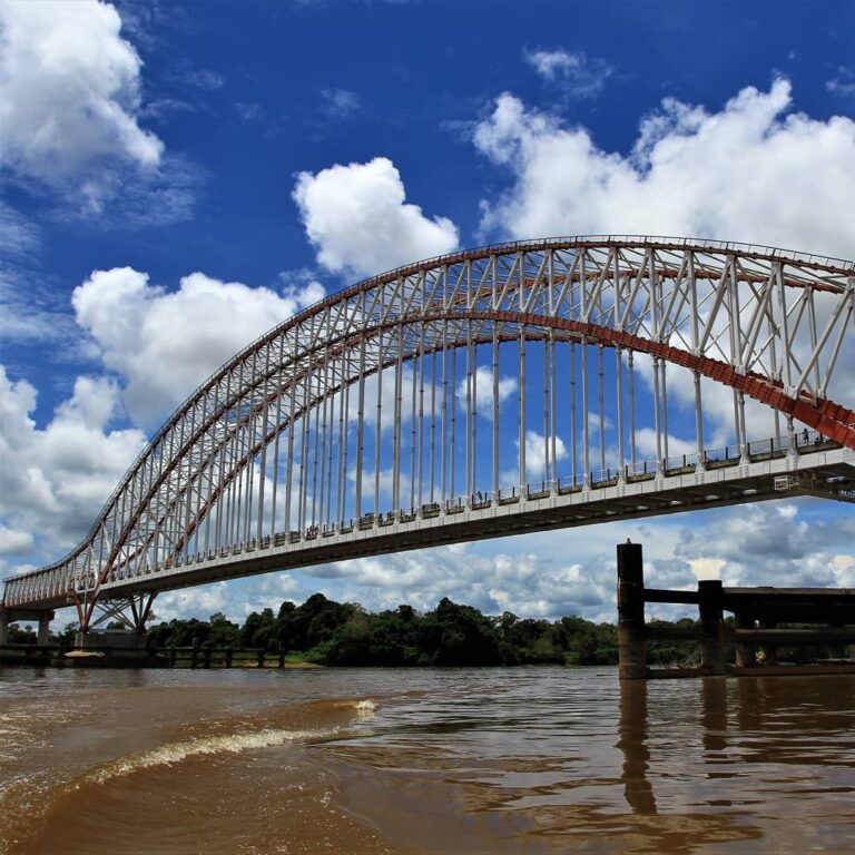 Sepanjang jalan kenangan
kita 'kan selalu bergandengan tangan
Sepanjang Jembatan...
