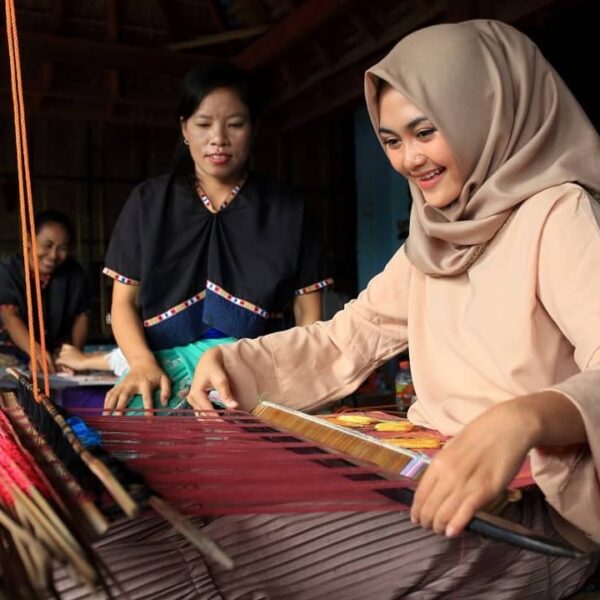 Seperti yang sudah kita tahu, Lombok terkenal dengan kerajinan kain tenunnya. Ba...