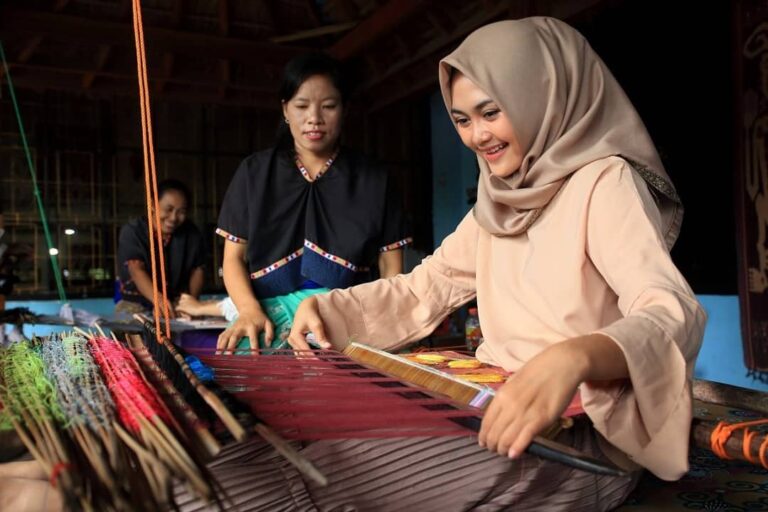 Seperti yang sudah kita tahu, Lombok terkenal dengan kerajinan kain tenunnya. Ba...