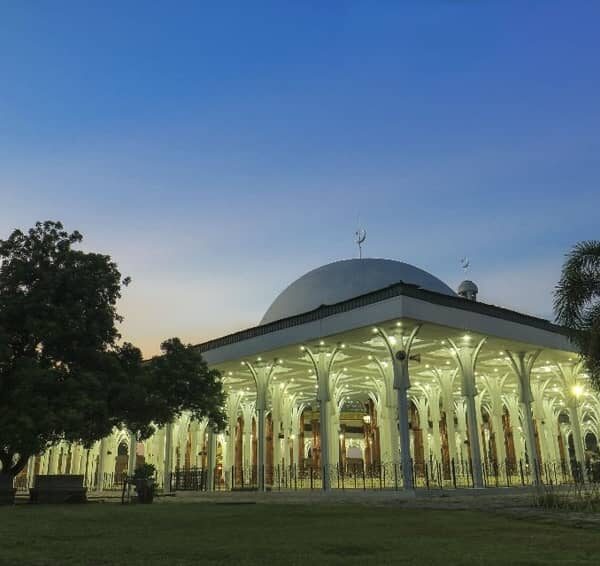 Sering disebut Masjid Seribu Tiang, namun jumlah tiang sebenarnya dalam masjid i...