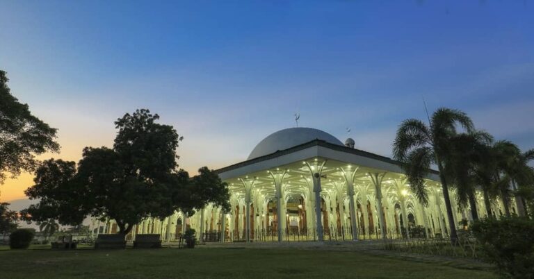 Sering disebut Masjid Seribu Tiang, namun jumlah tiang sebenarnya dalam masjid i...