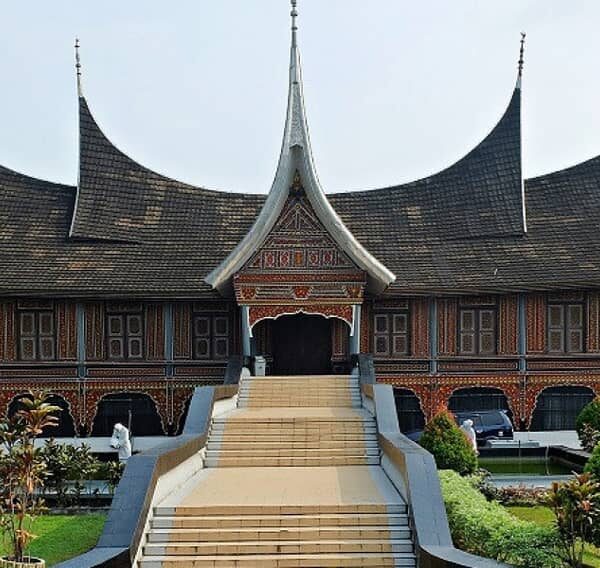 Sesuatu terkadang menjadi lebih indah setelah ia menjadi kenangan. Ia bisa jadi ...