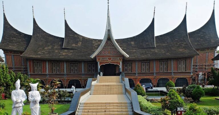 Sesuatu terkadang menjadi lebih indah setelah ia menjadi kenangan. Ia bisa jadi ...