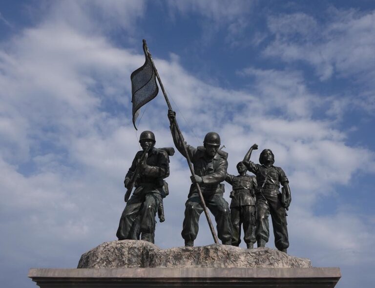 Setiap bangsa memiliki sejarahnya masing-masing dan sebagian kecil sejarah perju...
