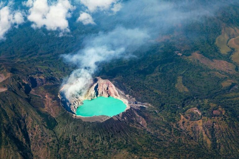 Sobat Pesona, bila kalian ingin berwisata ke Kawah Ijen, jangan sampai melewatka...