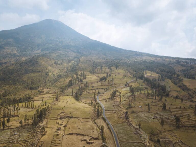 Sobat Pesona pasti sudah tak asing dengan Gunung Sumbing dan Sindoro. Siapa sang...