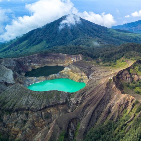 Sudah pernah dengar legenda di balik keindahan Danau Kelimutu?
. 
Danau Kelimutu...
