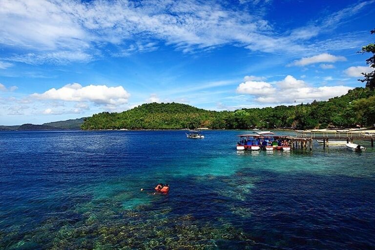 Sudah pernah nyobain lezatnya sate gurita sambil memandang lautan biru yang meny...