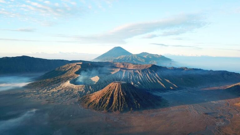 Sudah sering dengar keindahan dari Gunung Bromo kan! Tapi kalian tau gak ada apa...