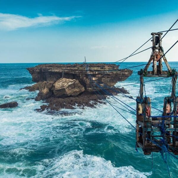 Suka berwisata ke tempat ekstrem? Pantai Timang punya wahana untuk uji adrenalin...