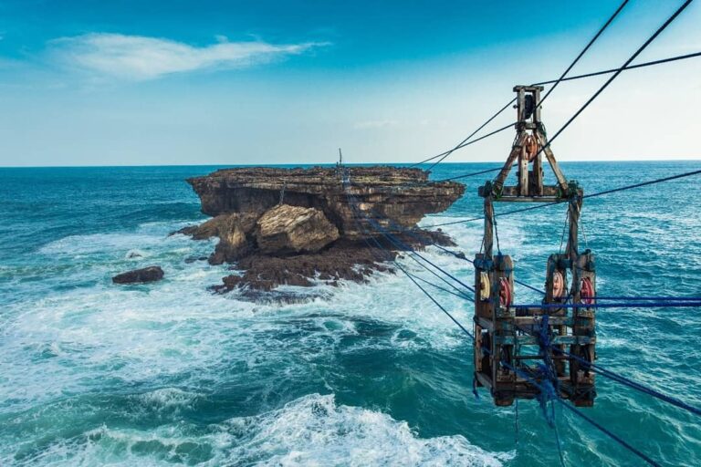 Suka berwisata ke tempat ekstrem? Pantai Timang punya wahana untuk uji adrenalin...