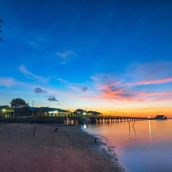 Sunsetnya juara bukan? .

Pemandangan ini bisa kita dapatkan di Pantai Sembulang...