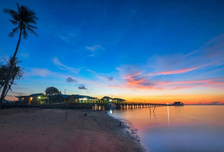 Sunsetnya juara bukan? .

Pemandangan ini bisa kita dapatkan di Pantai Sembulang...