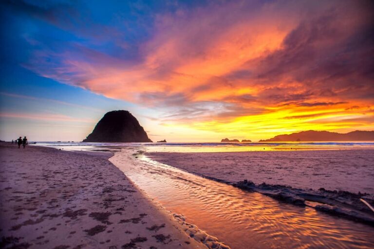 Surganya para surfer, Pantai Pulau Merah memiliki ombak bergulung hingga mencapa...