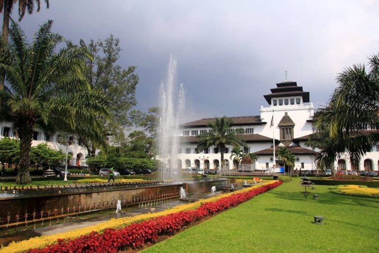 Tak ada sate padang, sate ayam, ataupun sate kambing di gedung ini, tapi disebut...