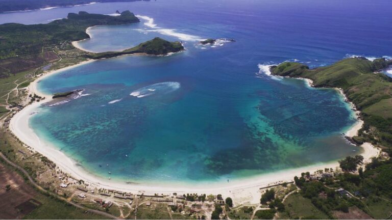 Tanjung Aan merupakan salah satu pantai yang berada di Kawasan Ekonomi Khusus ya...