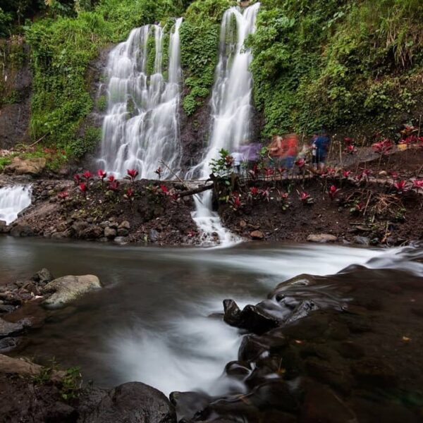 Tempat mandi antimainstream, Air Terjun 'kembar' yang indah di Banyuwangi.
.
Ber...