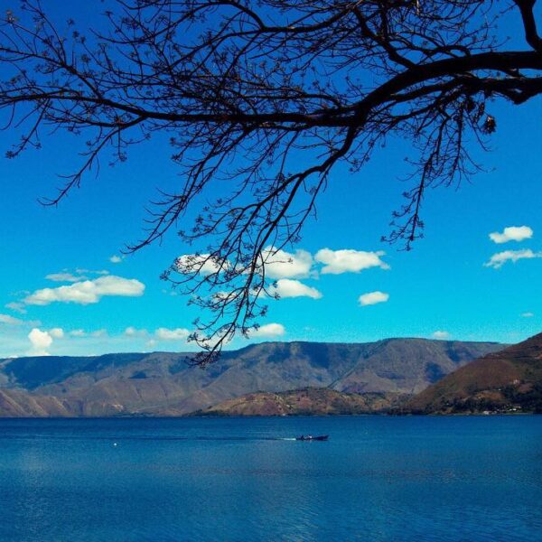 Terbentuk karena letusan gunung Vulkanik, Danau Toba menjadi salah satu keajaiba...