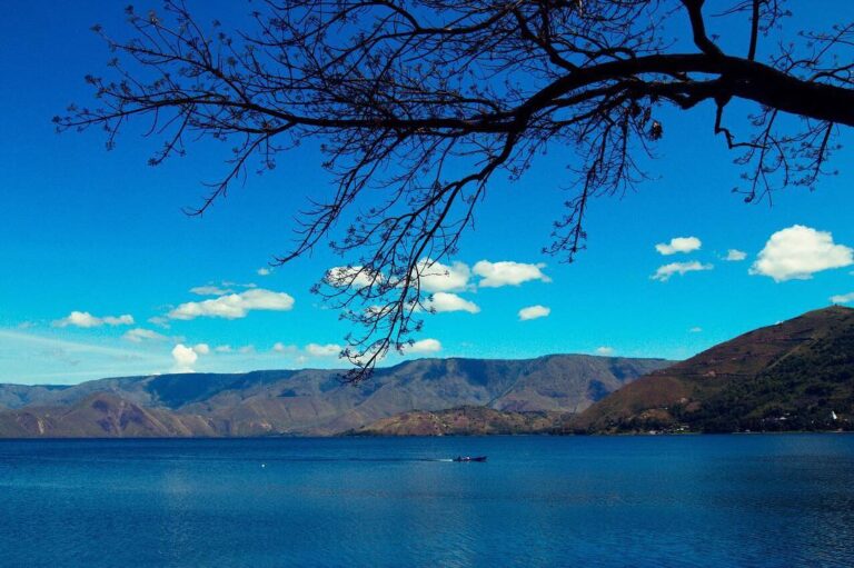 Terbentuk karena letusan gunung Vulkanik, Danau Toba menjadi salah satu keajaiba...
