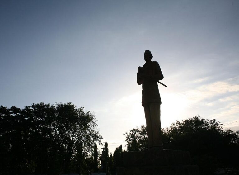 Terdapat banyak potongan sejarah yang tersebar di seluruh nusantara, mampirlah k...