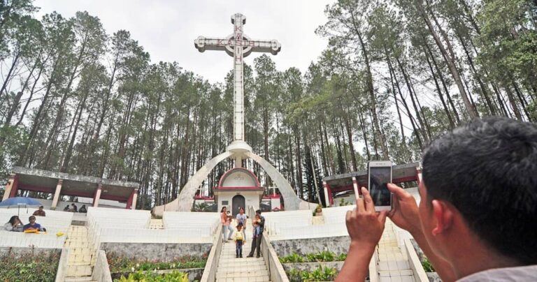 Terletak di Bukit Dolok, Siatas Barita, Kabupaten Tapanuli Utara, Provinsi Sumat...