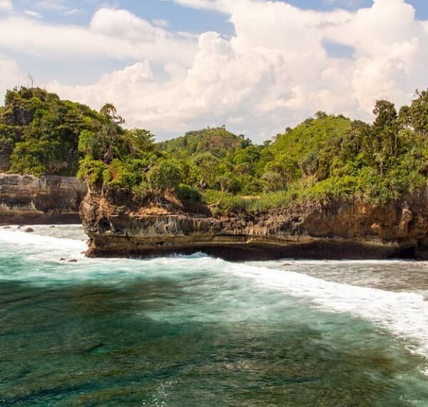 Terletak di desa Gajahrejo, Kecamatan Gedangan, Kabupaten Malang, Pantai Batu Be...