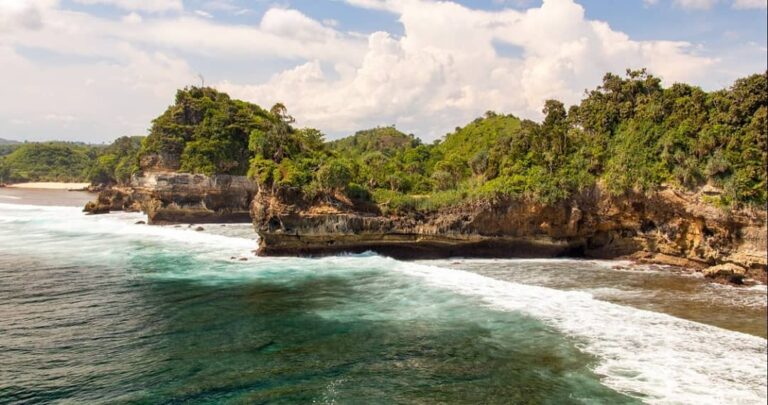 Terletak di desa Gajahrejo, Kecamatan Gedangan, Kabupaten Malang, Pantai Batu Be...