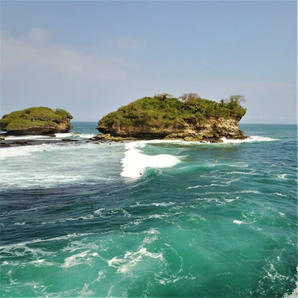 Tersembunyi dari kota dan berhadapan langsung dengan Samudera Hindia, Pantai Wat...