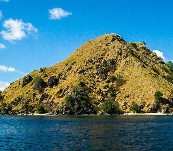 Tidak ada yang lebih menyegarkan jiwa dari pada berlayar mengelilingi pulau-pula...