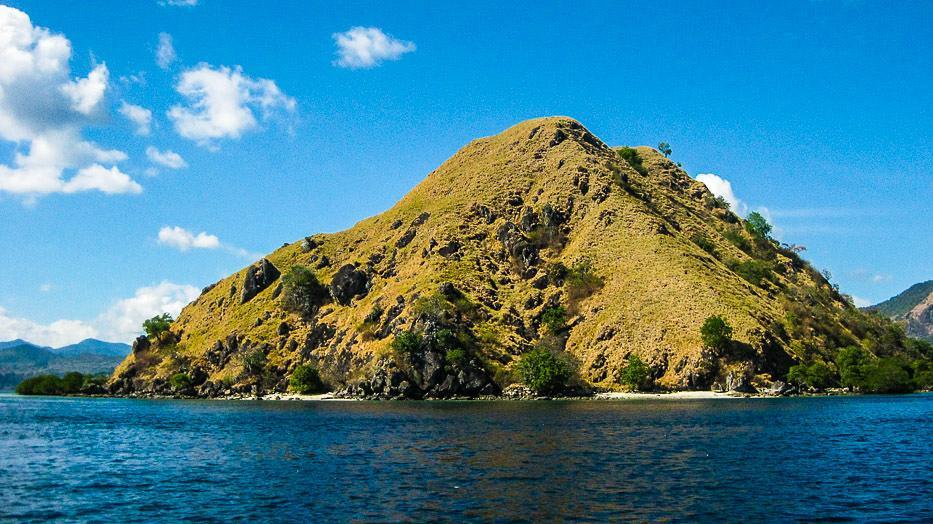 Tidak ada yang lebih menyegarkan jiwa dari pada berlayar mengelilingi pulau-pula...