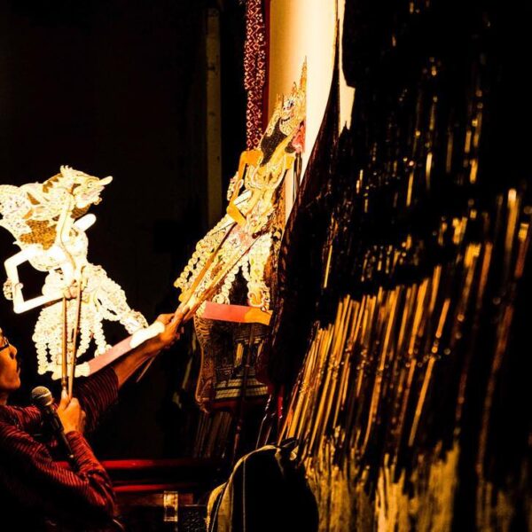 Wayang adalah seni pertunjukkan asli Indonesia berkembang pesat di pulau Jawa da...