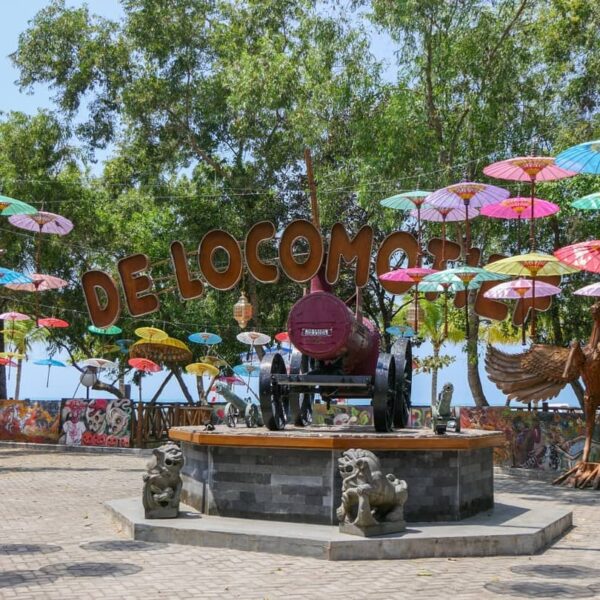 Wisata Pantai Tongaci nggak cuma punya pemandangan laut yang indah, ada juga De ...