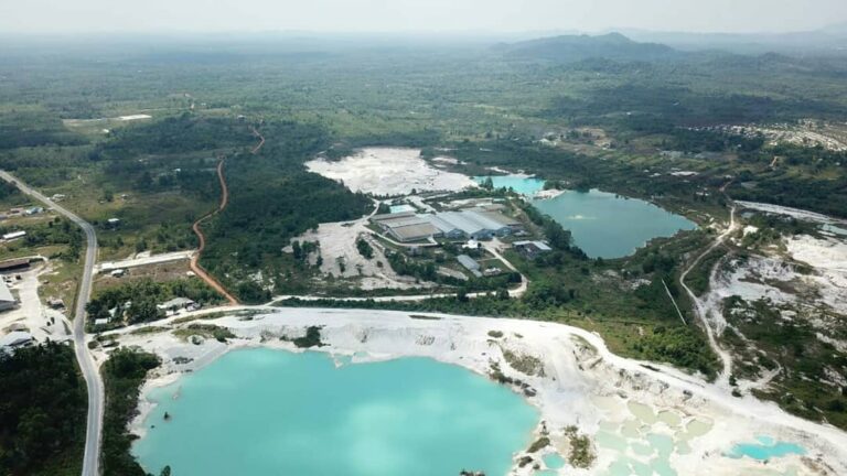 Wisata di Bangka Belitung kebanyakan adalah pantai-pantai indah dengan dengan su...