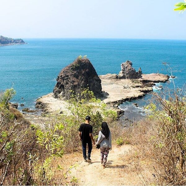 #explorejogja photo today by  taken at Pantai Watu Lumbung, Gunungkidul....