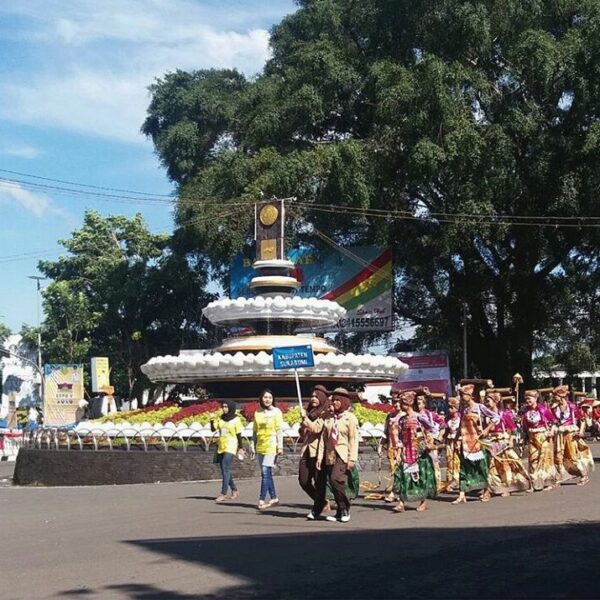 #exploresukabumi photo of today's cultural parade by  taken around Tugu Adipura,...