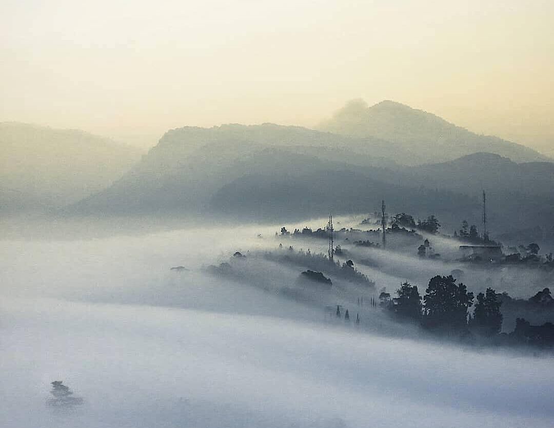 The fantastic view of Gunung Batu foggy morning captured by 
#explorebandung...